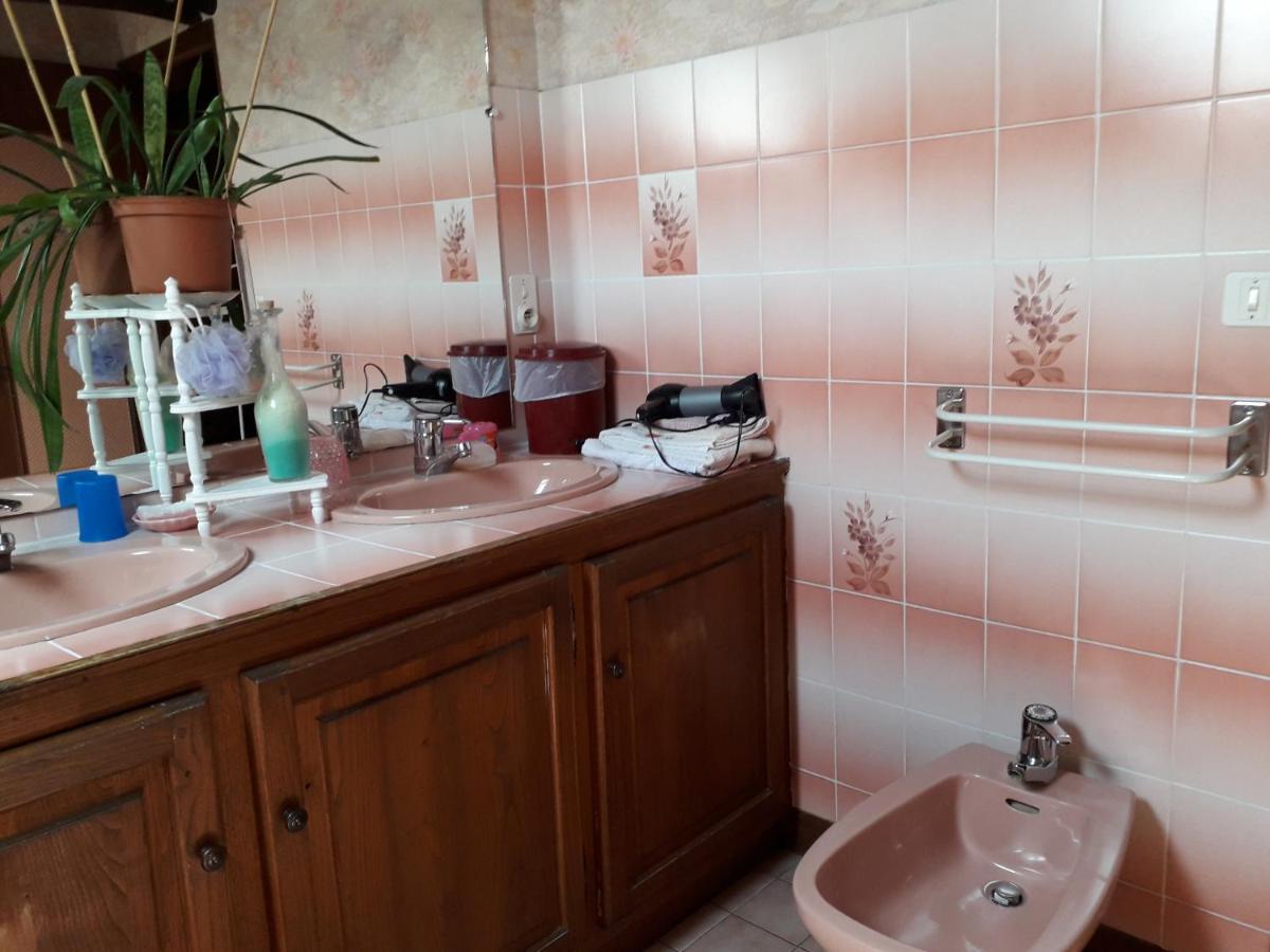 Halte Aux Places Marcillac-Saint-Quentin Kültér fotó