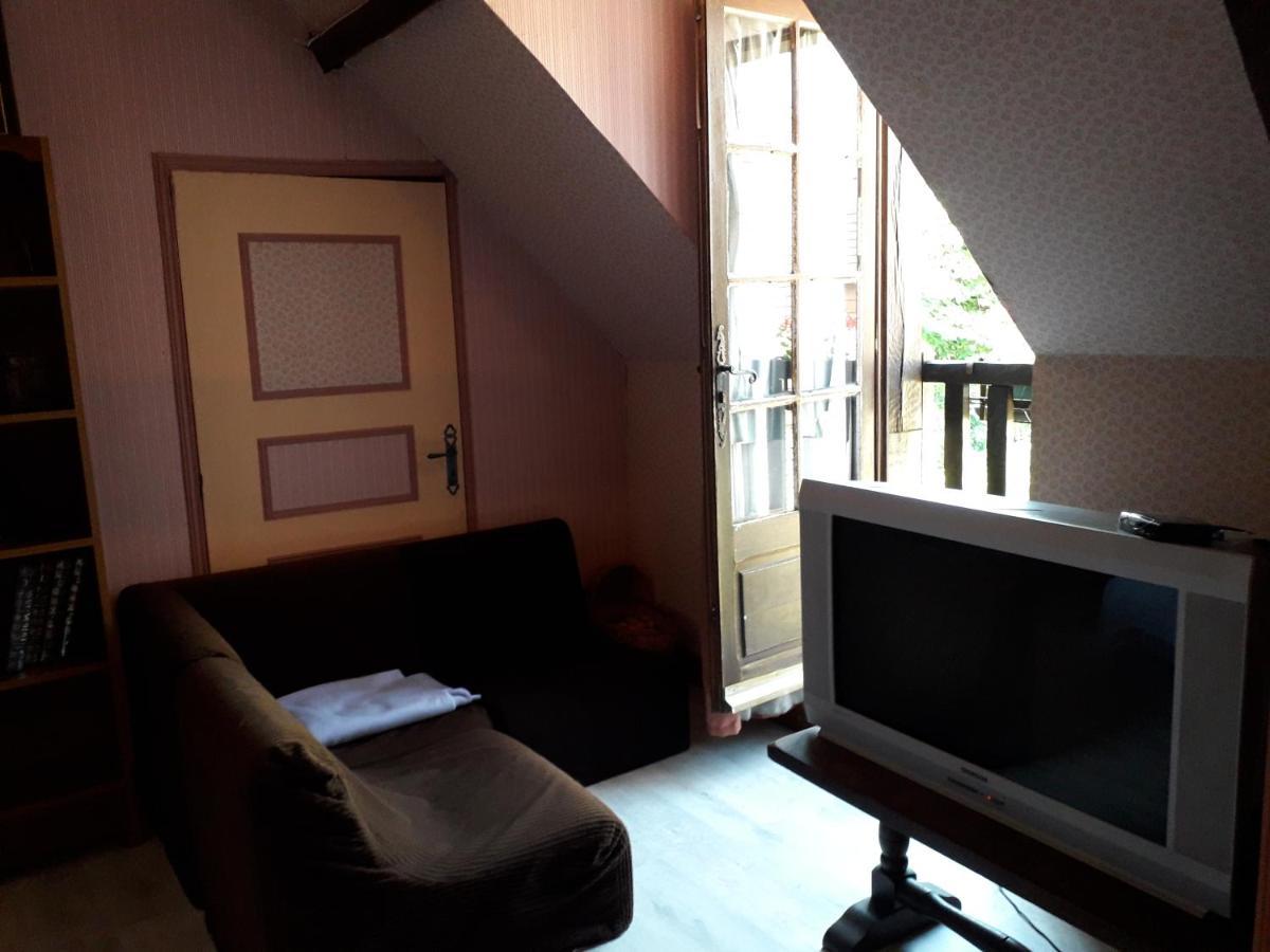 Halte Aux Places Marcillac-Saint-Quentin Kültér fotó